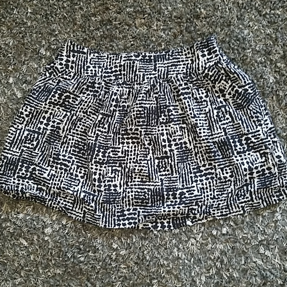 Black and white print skirt sz L